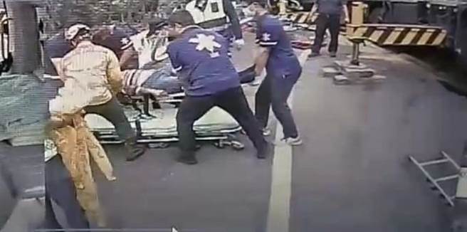 鹿谷乡混凝土车翻覆，消防人员到场抢救。（南投县消防局提供／廖志晃南投传真）