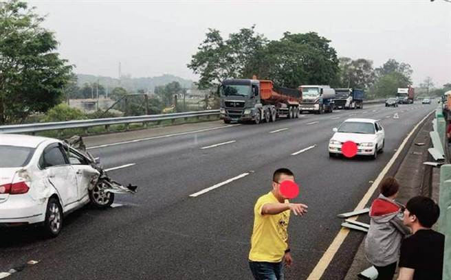 国3台南新化段发生自小客车与砂石车擦撞后，失控衝过中央分隔岛至对向车道的车祸。（读者提供／洪荣志台南传真）