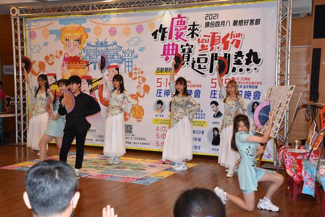 頭份市公所為4月8活動舉辦靚燈好客節，邀請興華高中春暉社熱舞宣傳。（謝明俊攝）