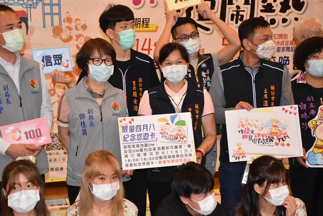 頭份市長羅雪珠準備限量悠遊卡供遊客兌換。（謝明俊攝）