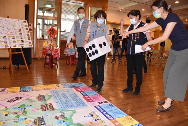頭份市公所設計美景大富翁桌遊，來介紹頭份各大景點。（謝明俊攝）