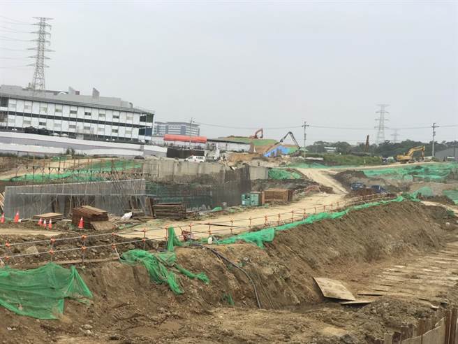 台积电宝山一期工地工安意外，28岁女员工被电杆击中送马偕急救。（民眾提供）