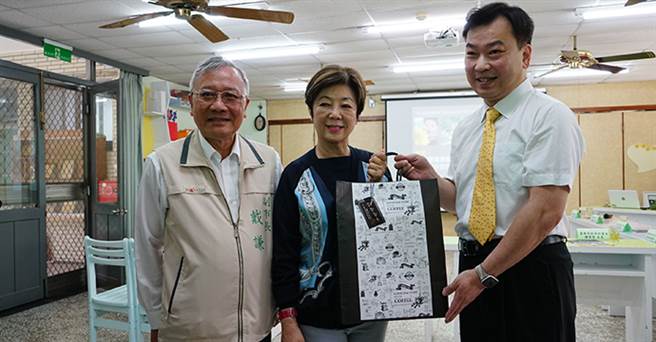 崑大李天祥校长(右1)致赠感谢状及纪念品予台积电慈善基金会张淑芬董事长(中)、台南市戴谦副市长(左1)一同出席活动合影。（图/崑山科大提供）