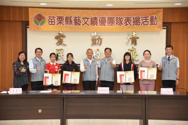 苗栗县长徐耀昌3日上午颁奖表扬参加全国艺术竞赛优秀学生。（苗栗县政府提供／谢明俊苗栗传真）
