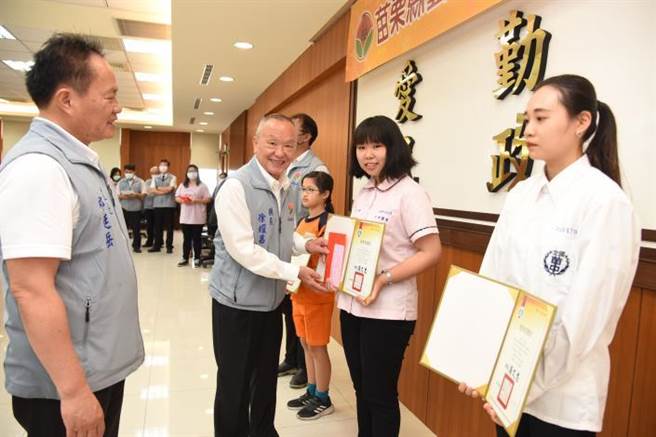 苗栗县长徐耀昌3日上午颁奖表扬参加全国艺术竞赛优秀学生。（苗栗县政府提供／谢明俊苗栗传真）