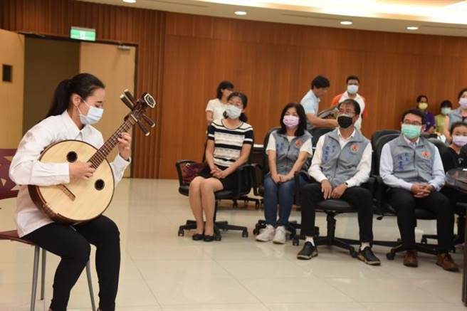 苗栗县长徐耀昌3日上午颁奖表扬参加全国艺术竞赛优秀学生，并由苗栗高中陈宣儒表演阮咸独奏。（苗栗县政府提供／谢明俊苗栗传真）