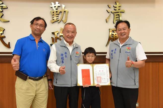 圳头国小的吴冠增获2020台湾濒危野生动物全国绘画比赛低年级级第1名。（苗栗县政府提供／谢明俊苗栗传真）