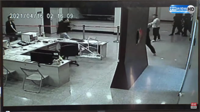 松山警分局昨(2日)公布96秒监视器画面，10黑衣人摔红龙杂值班台。(图/本报资料照)