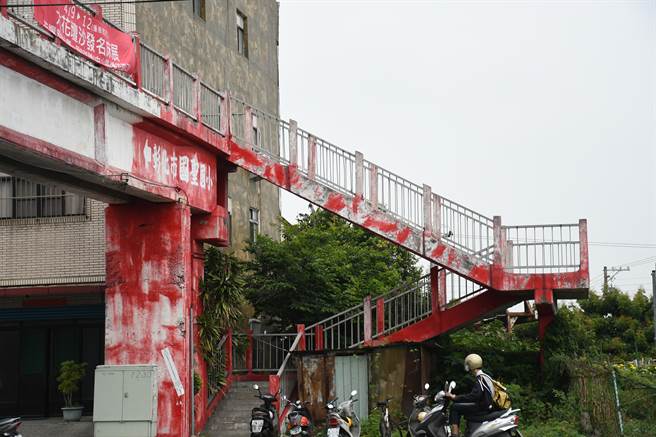 彰化市国圣国小位于省道台一线旁，学校前的人行陆桥已有40年桥龄，桥面多处严重破损裸露、铺面隆起，整体外观也老旧不堪，彰化市公所去年获县府补助经费，进行桥梁结构安全性补强工程，预计暑假前夕就能完工。（谢琼云摄）