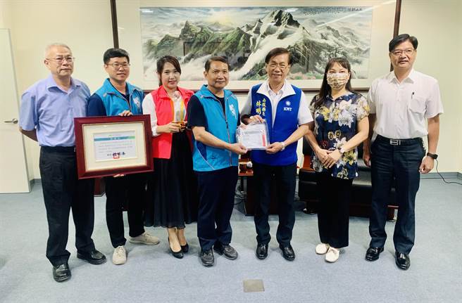 南投縣獲贈心臟電擊器貼片，由縣長林明溱（右三）代表受贈。（廖志晃攝）