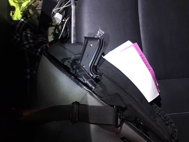 头份警分局斗坪所员警追缉拒检轿车，查获2把改造手枪。（头份警分局提供／谢明俊苗栗传真）