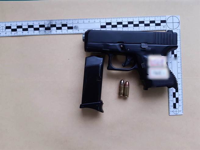 头份警分局斗坪所员警追缉拒检轿车，查获2把改造手枪。（头份警分局提供／谢明俊苗栗传真）