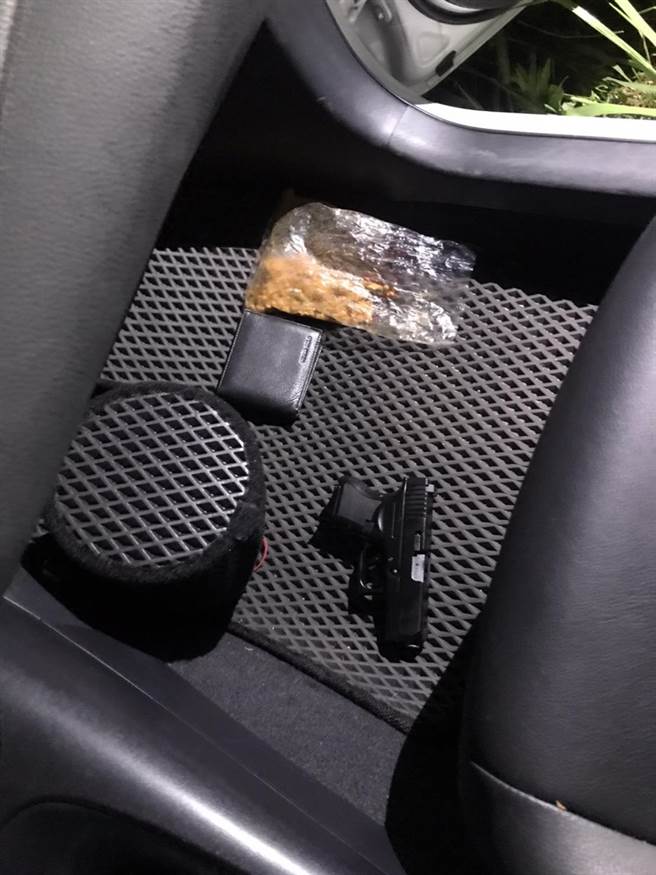 头份警分局斗坪所员警追缉拒检轿车，查获2把改造手枪。（头份警分局提供／谢明俊苗栗传真）