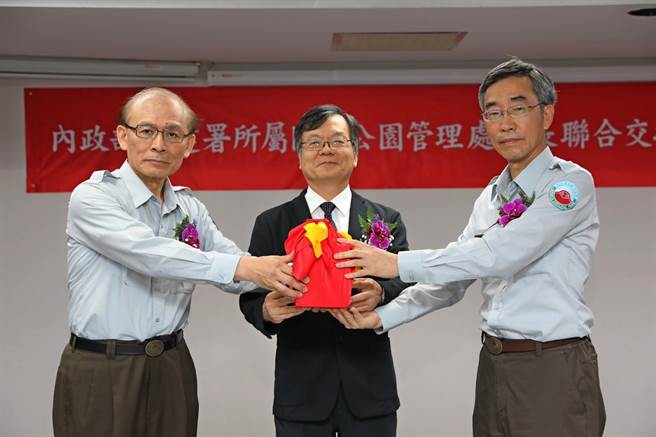 金门国家公园管理处原任处长曾伟宏（左）、新任处长郑瑞昌（右）今天交接。中为内政部营建署主任秘书王东永。（金管处提供）
