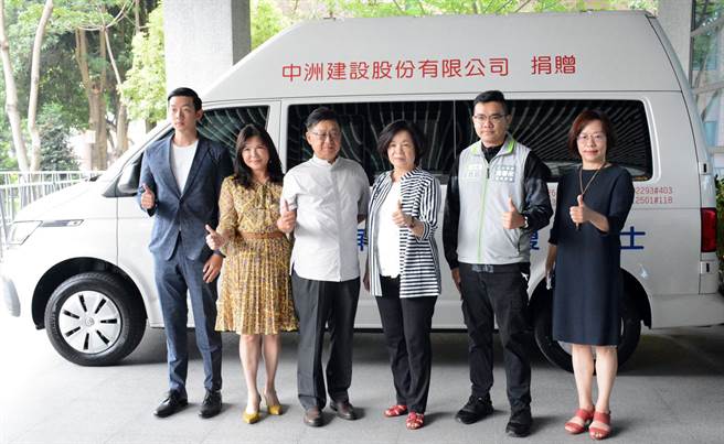 中洲建设捐赠屏县府1辆復康巴士，盼能强化屏东县復康巴士服务量能。(林和生摄)