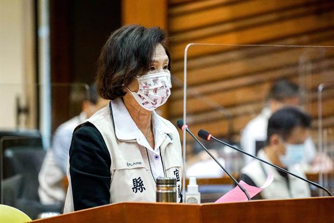 宜兰县长林姿妙今天在县议会施政总报告，但议员认为，报告中并没有针对近期疫情延烧的问题因应。（李忠一摄）