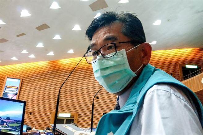 宜兰县议员简松树听完县长施政总报告后，要县府因应疫情，童玩节要有备案。（李忠一摄）