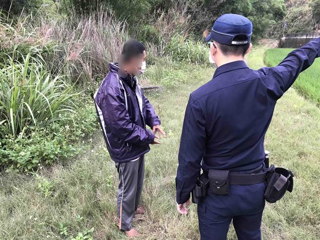 通霄警分局乌眉所员警在辖内山区寻获失踪近半个月的精障男子。（通霄警分局提供／谢明俊苗栗传真）