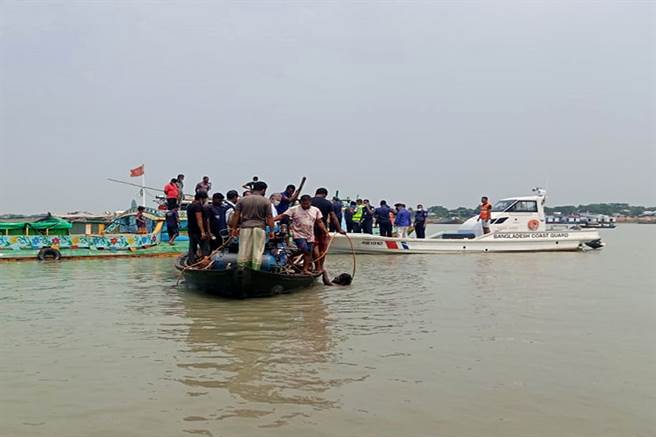 孟加拉國兩船相撞釀成至少26人喪命的慘劇。(圖/新華社)
