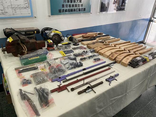 花莲县警察局刑警大队破获非法猎枪贩卖，同时查扣空气长枪2把、猎枪成品1把，枪管等枪械零件1批，及制造工具电钻、虎钳及电锯等工具。（罗亦晽摄）