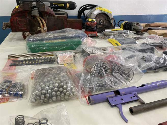 花莲县警察局刑警大队破获非法猎枪贩卖，同时查扣空气长枪2把、猎枪成品1把，枪管等枪械零件1批，及制造工具电钻、虎钳及电锯等工具。（罗亦晽摄）