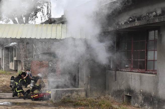 文化部文化資產局3日首次與國防部政治作戰局、岡山空軍官校及消防局等單位合作，到岡山區樂群村舉行防火演練。（林瑞益攝）