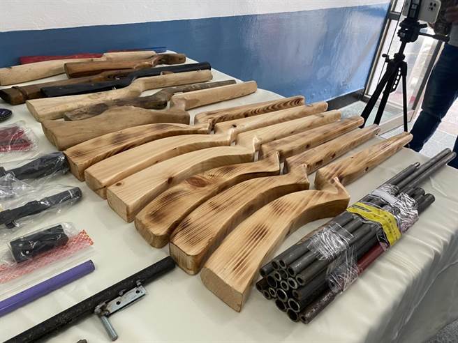 花莲县警察局刑警大队破获非法猎枪贩卖，同时查扣空气长枪2把、猎枪成品1把，枪管等枪械零件1批，及制造工具电钻、虎钳及电锯等工具。（罗亦晽摄）