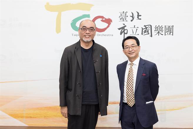 台北市立國樂團前團長鄭立彬（左）任期屆滿，新任團長由具有音樂學術與樂團管理專長的陳鄭港（右）擔任。（台北市立國樂團提供）
