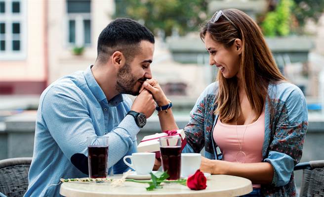 射手座、巨蟹座和天秤座虽然撩妹技巧高招，是情场高手，但只要一碰到真爱就会变身「俗辣」，不敢主动出击。(示意图/达志影像)