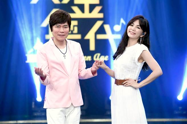 Ella（右）与洪荣宏进棚录影，宣传合唱新曲。（华视提供）