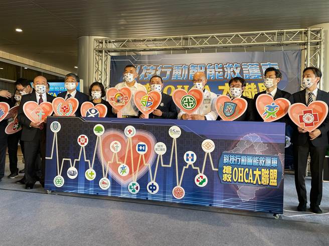 新北市消防局3日举办「科技行动急诊救护车，抢救OHCA大联盟全面启动」记者会，市长侯友宜期许OHCA患者康復出院率朝11％迈进。（叶书宏摄）