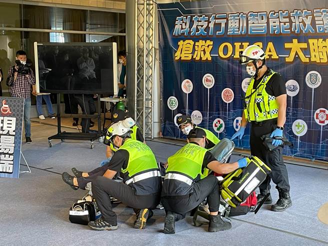 新北市消防局3日举办「科技行动急诊救护车，抢救OHCA大联盟全面启动」记者会，现场模拟情境演练。（叶书宏摄）