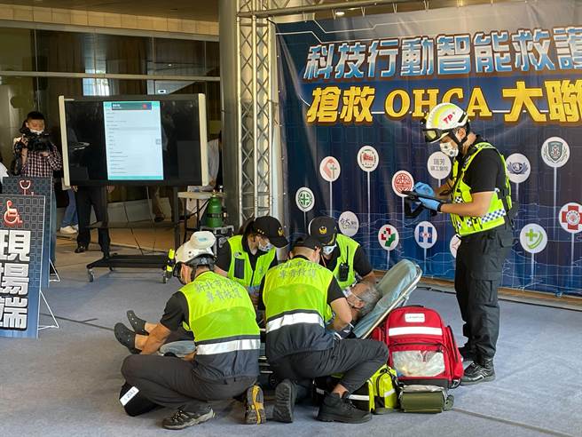 新北市消防局3日举办「科技行动急诊救护车，抢救OHCA大联盟全面启动」记者会，现场模拟情境演练。（叶书宏摄）