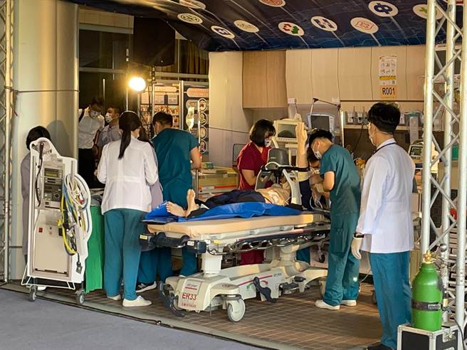 新北市消防局3日举办「科技行动急诊救护车，抢救OHCA大联盟全面启动」记者会，现场模拟情境演练。（叶书宏摄）