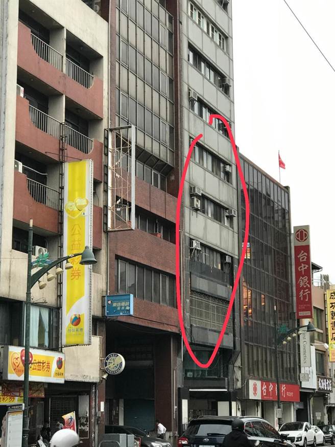 中市民宅驚傳3歲男童遭折疊桌夾死，父母指稱僅20分不見蹤影竟生意外。（民眾提供／陳淑芬台中傳真）