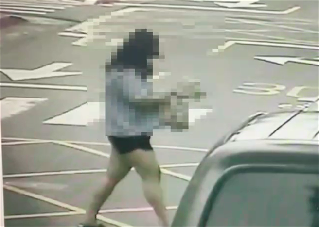 疑似犯案的外籍女子持利刃划伤70岁宫庙义工，警方现正全力追查当中。（图／记者李文正翻摄）