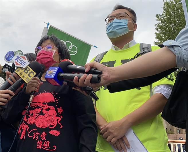 珍愛藻礁公投推動聯盟表示，執政黨承諾提出所有可能的替代方案，但今天卻只看到3張簡報，十分不用功。（李柏澔攝）