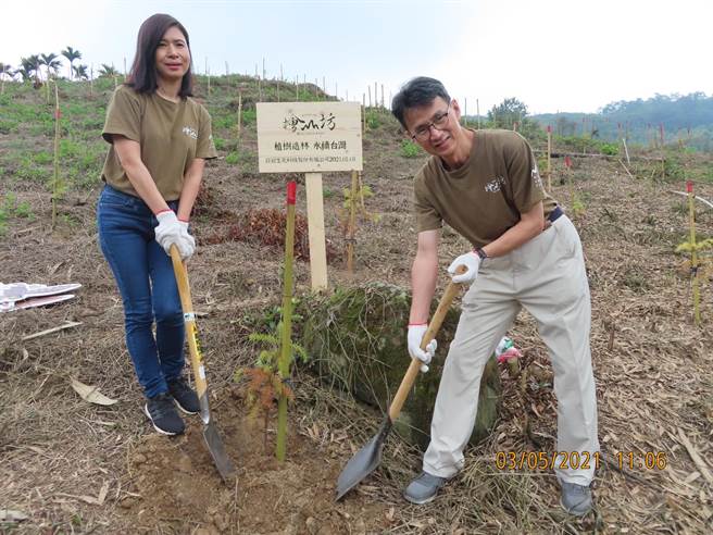 百冠生化科技股份有限公司总经理李清勇及创办人黄素秋在嘉义县番路乡种下700株台湾原生树种香杉。（嘉义林管处提供∕吕妍庭嘉义传真）