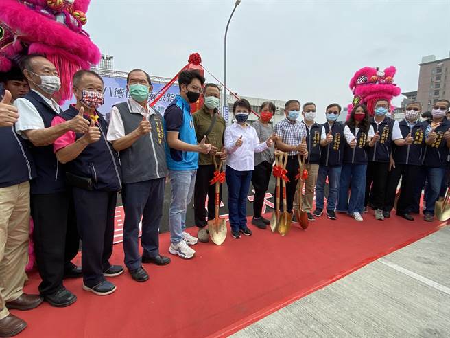 台中市東區大智路去年打通貫穿火車站前後站，一旁的武德街拓寬案3日順利動工，市長盧秀燕（左6）帶領地方仕紳出席開工典禮。（張妍溱攝）