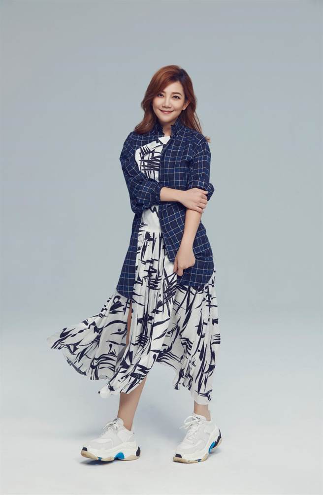 梁静茹即将在高雄巨蛋开唱，热爱艺术的她，也喜欢看展览。（宽鱼国际/大地风提供）