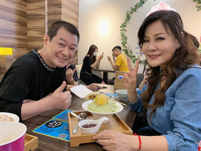 歌手蔡小虎与龙千玉两人(2日)相约西门吃冰消暑。 (照片/稳盈娱乐 提供)