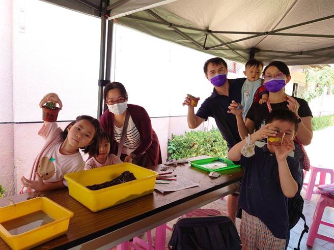 青食乐南应大市集除了可以直接跟小农买，还可以参加有趣的食农教育活动，吸引许多亲子家庭参加。（南市府提供／张毓翎台南传真）