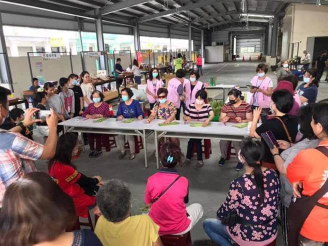 安定区农会农夫市集搭配削芦笋比赛活动，场面趣味热闹。（南市府提供／张毓翎台南传真）