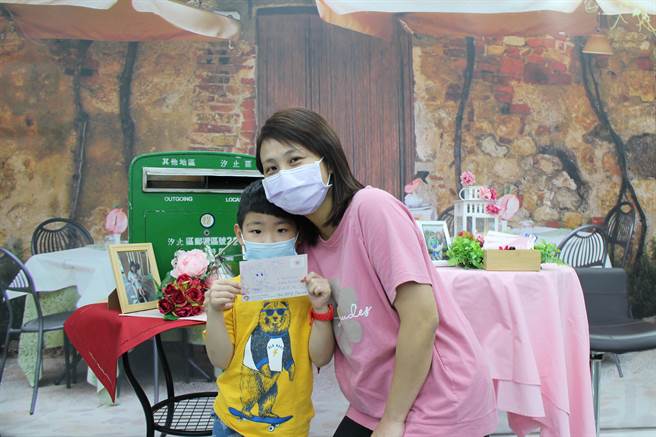母親節將至，為表達對母親們的心意，新北市汐止戶所特別打造媽媽們休憩空間，於今（3日）起至5月7日舉辦「母親節感恩限時送」活動。（民政局提供）