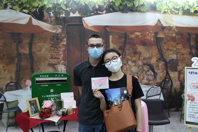 母親節將至，為表達對母親們的心意，新北市汐止戶所特別打造媽媽們休憩空間，於今（3日）起至5月7日舉辦「母親節感恩限時送」活動。（民政局提供）