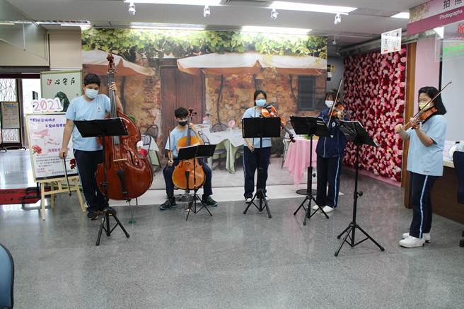 母親節將至，為表達對母親們的心意，新北市汐止戶所特別打造媽媽們休憩空間，於今（3日）起至5月7日舉辦「母親節感恩限時送」活動。（民政局提供）