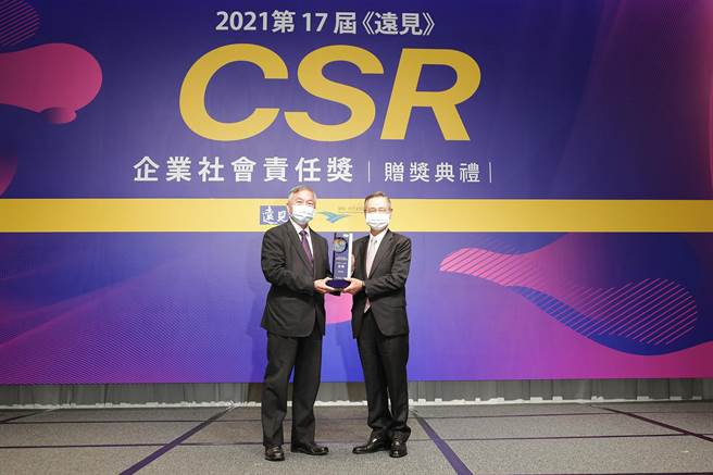 国泰金控连三年获《远见》「ESG综合绩效类－金融保险业」首奖，副董事长陈祖培出席领奖(图右)，行政院副院长沈荣津颁奖(图左)。（国泰金提供）