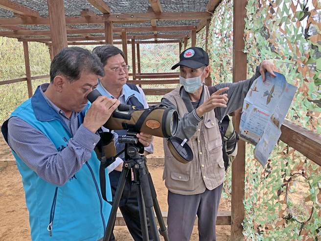 陈文顾镇长（左）客串「一日鸟友」，在庄西进解说导览下观赏「夏日精灵」栗喉蜂虎。（李金生摄）