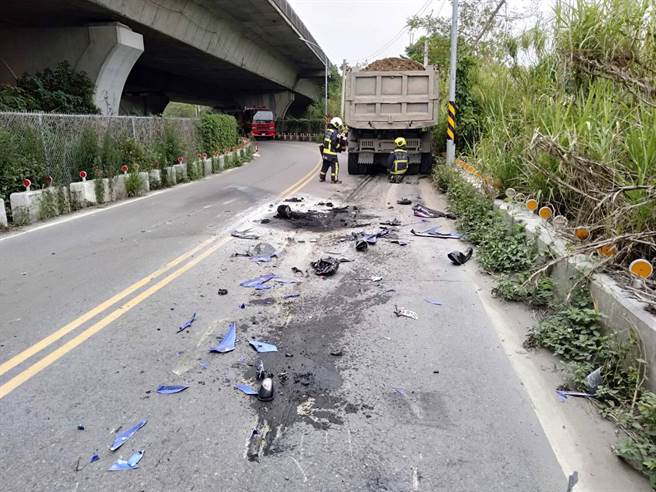 陈姓男子骑乘大型重型机车与砂石车相撞，机车卡在车底下，陈男当场死亡。（民眾提供／陈淑娥台中传真）