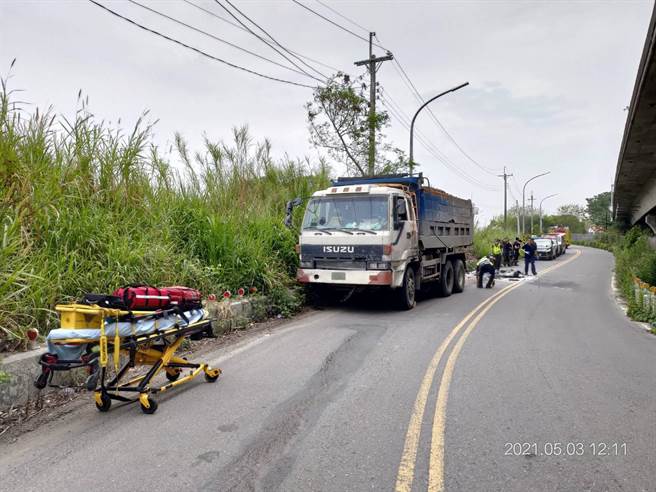 陈姓男子骑乘大型重型机车与砂石车相撞，机车卡在车底下，陈男当场死亡。（民眾提供／陈淑娥台中传真）